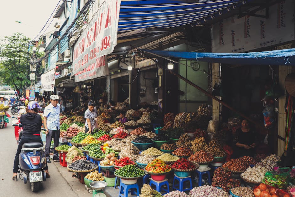 Hanoi Bargaining Tips: Markets Negotiation Guide (2026) 2 Bustling Hanoi street market
